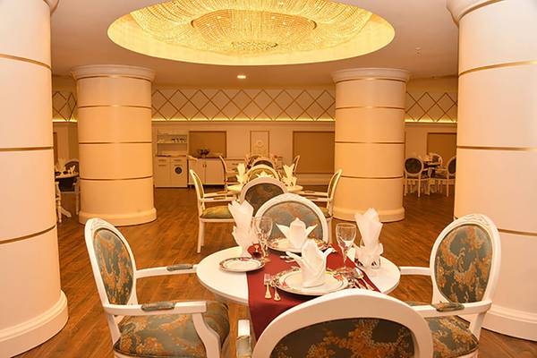 Innenbereich des Sunmelia Beach Resort Hotel & Spa mit eleganten Möbeln und einem großen Kronleuchter.
