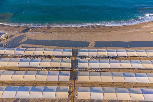Luftaufnahme von Sonnenliegen auf dem Strand des Sunmelia Beach Resort Hotel & Spa