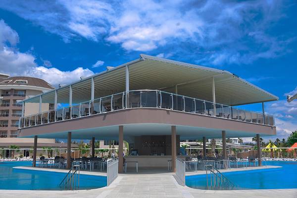 Pool-Bar-Bereich des Sunmelia Beach Resort Hotel & Spa mit überdachter Terrasse und Sonnenschirmen.