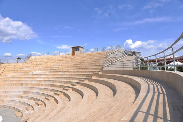 Außenansicht der Stufen des Amphitheaters des Sunmelia Beach Resort Hotel & Spa