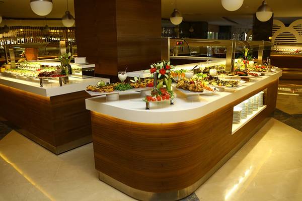 Buffet-Tisch im Sunmelia Beach Resort Hotel & Spa mit verschiedenen Gerichten.