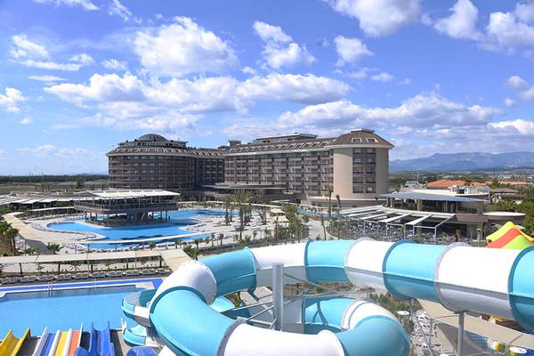 Luftaufnahme des Sunmelia Beach Resort Hotel & Spa mit mehreren Swimmingpools und Wasserrutschen.