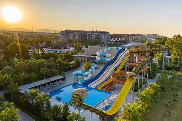 Luftaufnahme des Sunmelia Beach Resort Hotels & Spa mit Wasserrutschen und Swimmingpools