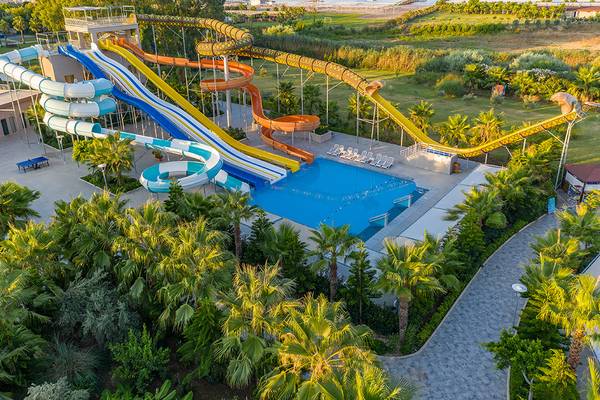 Luftaufnahme eines Hotels mit Wasserrutschen und einem großen Swimmingpool