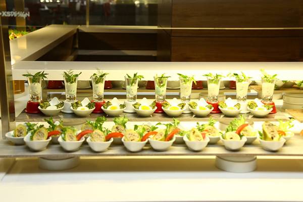 Buffet mit verschiedenen Vorspeisen und Getränken im Sunmelia Beach Resort Hotel & Spa.