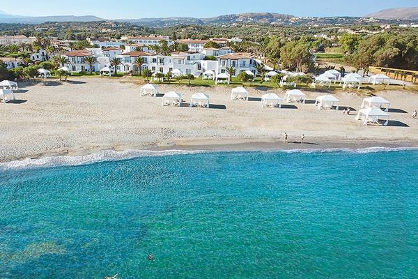 Luftaufnahme des Grecotel Caramel Boutique Resort am Strand mit weißen Zelten und kristallklarem Wasser.