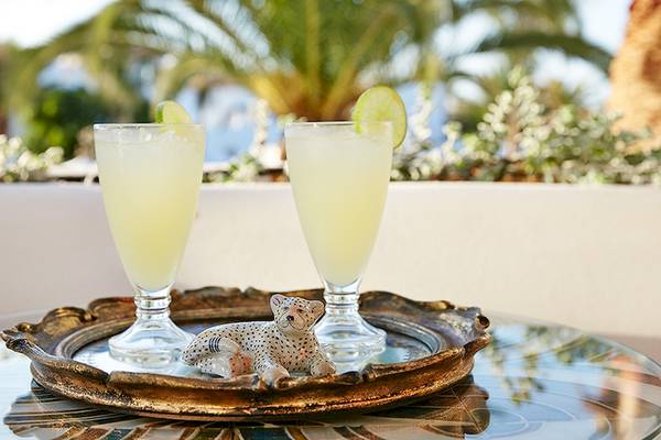 Zwei Gläser mit Limonade auf einem Tablett im Grecotel Caramel Boutique Resort