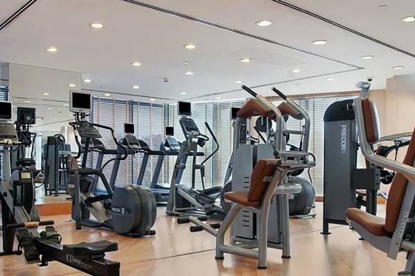 Fitnesscenter im Hilton Dubai Jumeirah Resort mit verschiedenen Trainingsgeräten