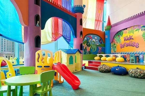 Kinderspielplatz im Hilton Dubai Jumeirah Resort mit bunten Strukturen und Spielgeräten.
