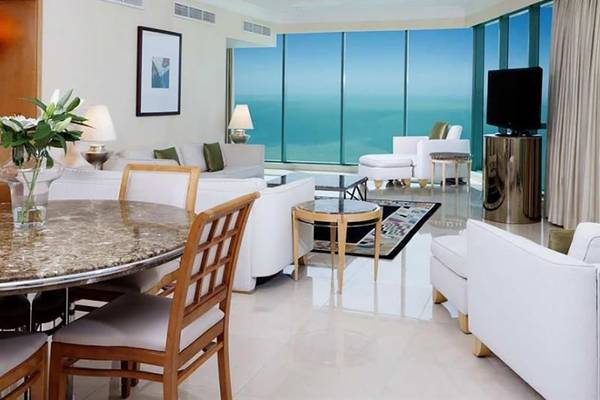 Wohnzimmer im Hilton Dubai Jumeirah Resort mit Blick auf das Meer