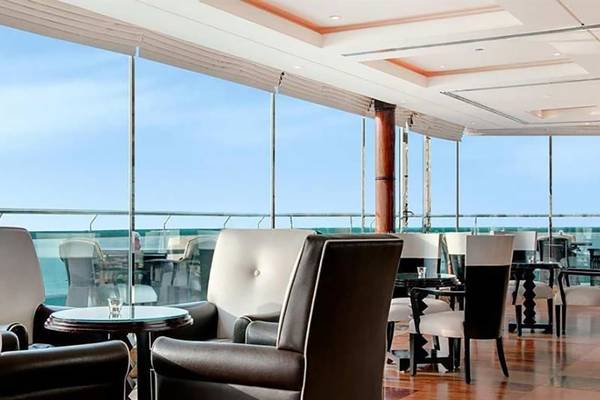 Innenbereich der Lounge im Hilton Dubai Jumeirah Resort mit Blick auf das Meer