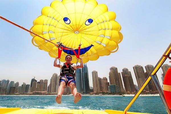 Person parasailing in der Nähe von Hochhäusern, Hilton Dubai Jumeirah Resort