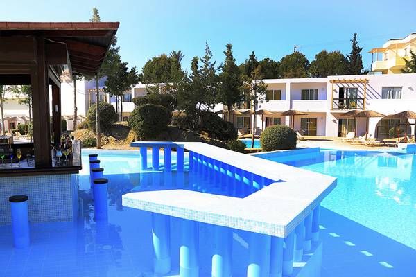 Poolbar des Labranda Kiotari Miraluna Resorts mit Blick auf den Swimmingpool und die Loungeliegen.