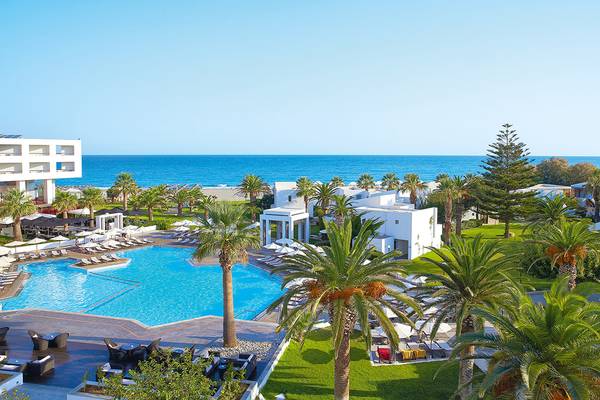 Aussenbereich des Grecotel Creta Palace Hotels mit Pool, Palmen und Meerblick