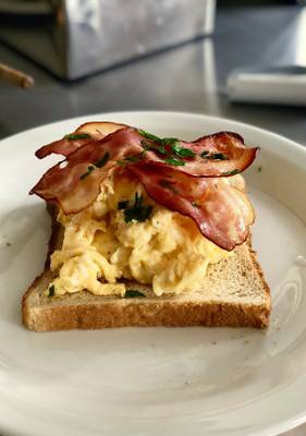 Frühstücksbuffet im Bruskos Hotel & Suites mit Speck und Eiern auf Toast