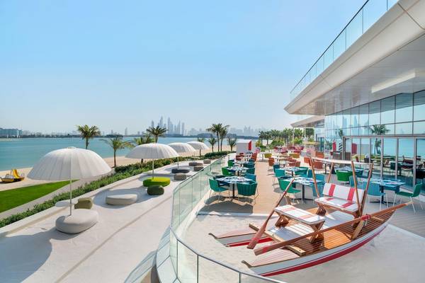 Terrasse des W Dubai - The Palm Hotels mit Blick auf das Meer und die Stadt.