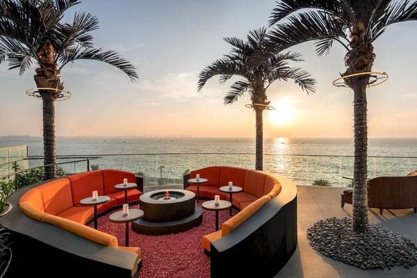 Terrasse des W Dubai - The Palm Hotels mit Blick auf den Sonnenuntergang und das Meer