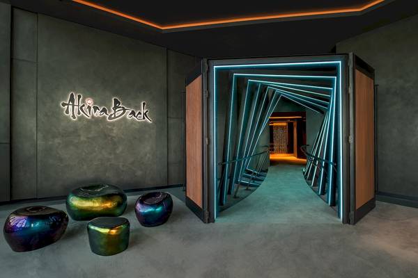 Eingangsbereich des Akira Back im W Dubai - The Palm mit blau beleuchteten Stufen und modernem Design.