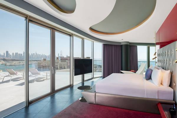 Suite im W Dubai - The Palm mit Panoramablick auf das Meer und die Stadt.