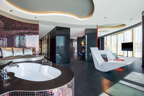 Innenansicht des W Dubai - The Palm Hotels mit moderner Einrichtung und Badewanne.
