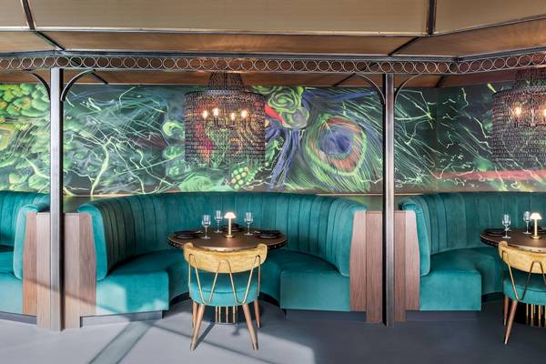 W Dubai - The Palm Hotel Innenraum mit Tisch und Kunstwerk.