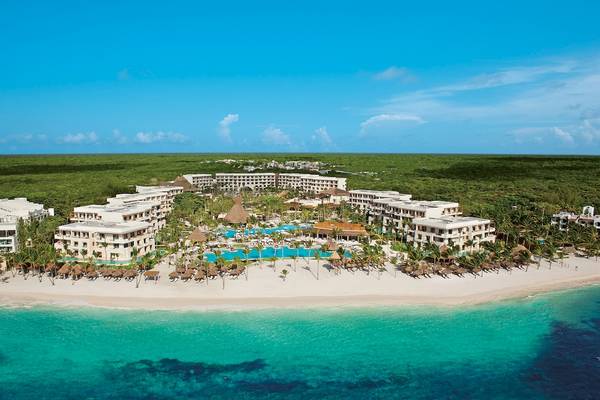 Luftaufnahme des Secrets Akumal Riviera Maya Resorts mit mehreren Pools und Palmen am Strand