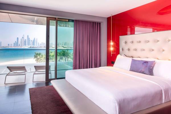 Schlafzimmer im W Dubai - The Palm mit Meerblick und modernen Möbeln