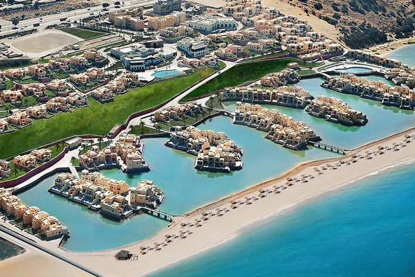 Luftaufnahme des Cove Rotana Resorts mit seiner Marina und umliegenden Gebäuden.