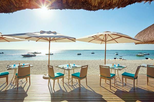Sitzgelegenheiten am Strand des LUX Le Morne Hotels mit Blick auf das Meer.
