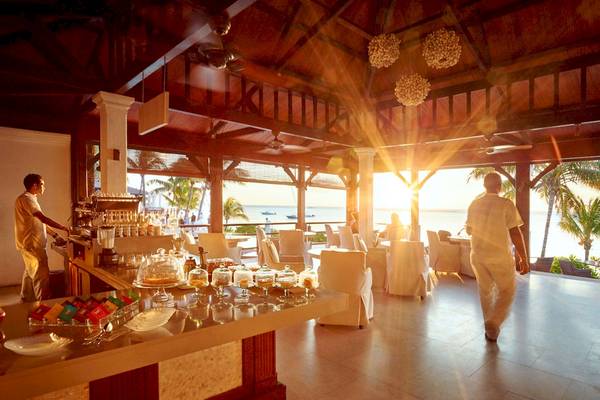 Innenbereich des LUX Le Morne Hotels mit Blick auf das Meer und Sitzbereichen.