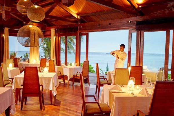 Innenansicht des Restaurants LUX Le Morne mit Blick auf das Meer.