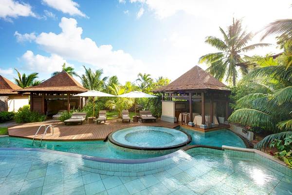 Lux Le Morne Hotel Pool Loungebereich mit Sonnenliegen und Sonnenschirmen