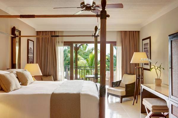 Luxuriöses Hotelzimmer im LUX Le Morne mit Himmelbett, Balkon und tropischer Aussicht.