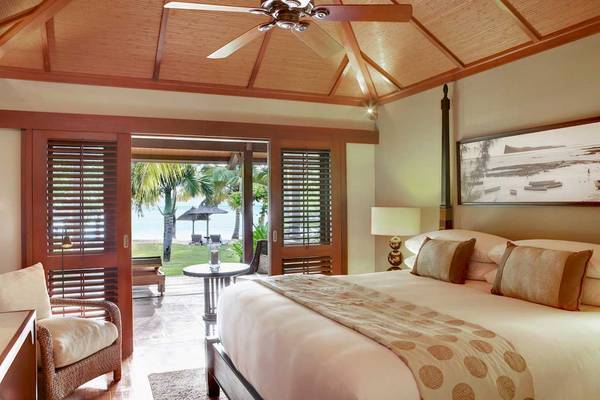 Schlafzimmer im LUX Le Morne Hotel mit großem Bett und Terrassenzugang