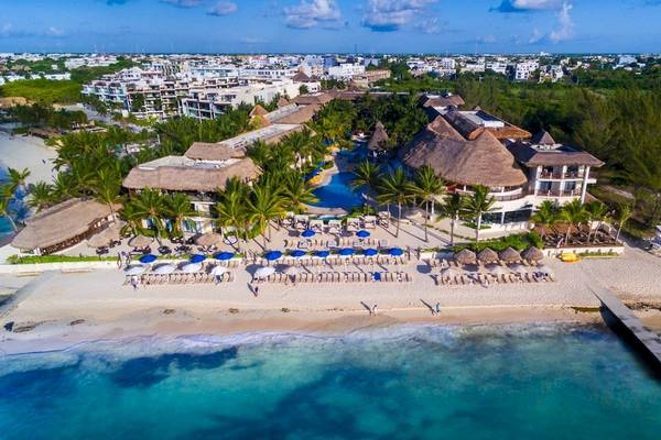 Luftaufnahme des The Reef Coco Beach Hotels mit Strand, Palmen und Pool