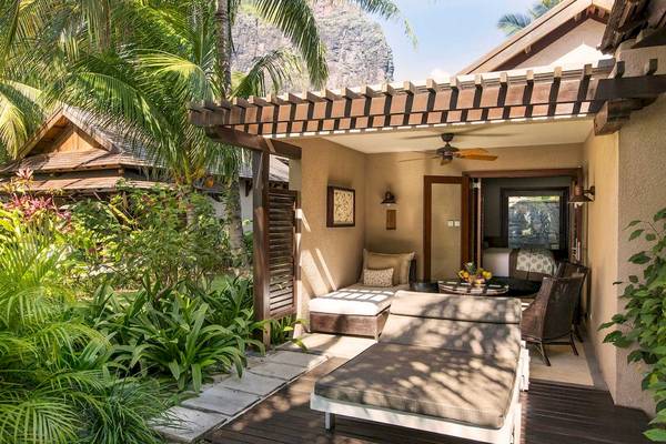 Terrasse des LUX Le Morne Hotels mit Lounges und Pflanzen.