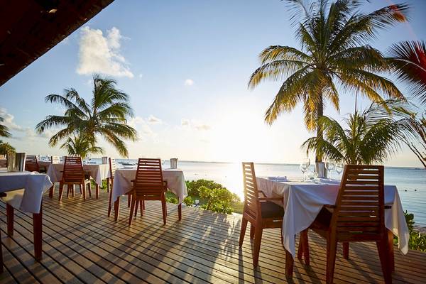 Außenterrasse des LUX Le Morne Hotels mit Blick auf den Ozean