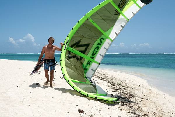 Mann mit Segel am Strand von LUX Le Morne