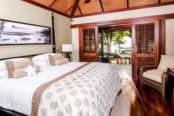 Luxuriöses Schlafzimmer im LUX Le Morne Hotel mit offenem Zugang zur Terrasse.