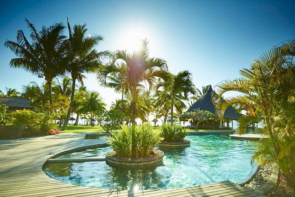 Pool im Freien des LUX Le Morne Hotels unter strahlendem Sonnenlicht