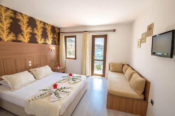 Schlafzimmer im Pirat Hotel mit Blick auf das Meer, großes Bett und Couch.