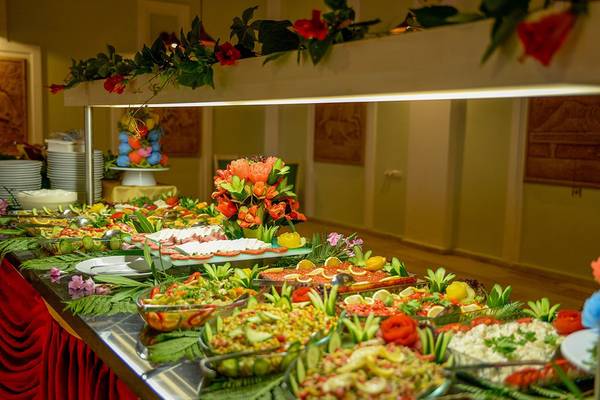 Ein Buffettisch im Pirat Hotel, gefüllt mit verschiedenen Salaten, Gemüse und Früchten.