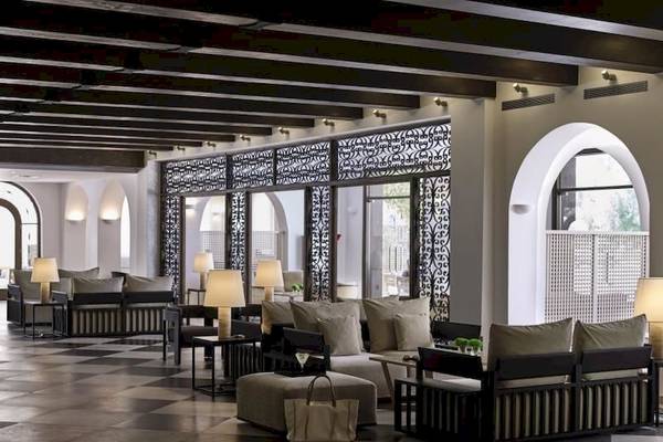 Loungebereich der Atlantica Akti Zeus Hotel Lobby mit schwarzen und weißen Fliesenboden.