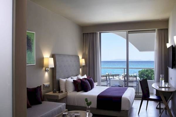 Innenansicht eines Hotelzimmers im Atlantica Akti Zeus mit Blick auf das Meer.