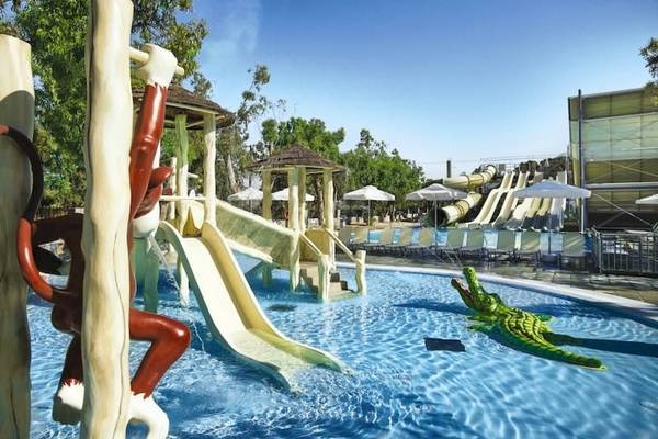 Wasserpark des Atlantica Akti Zeus Hotels mit Rutschen und Krokodilfigur.