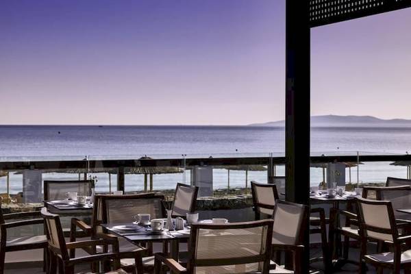 Terrasse des Atlantica Akti Zeus Hotels mit Blick auf das Meer.