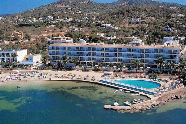 Luftaufnahme des Simbad Hotels am Strand mit Pool, Palmen und vielen Gästen