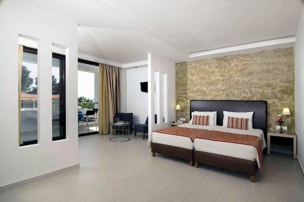 Doppelbett Zimmer im Lagomandra Beach Hotel mit modernem Design und Aussicht.
