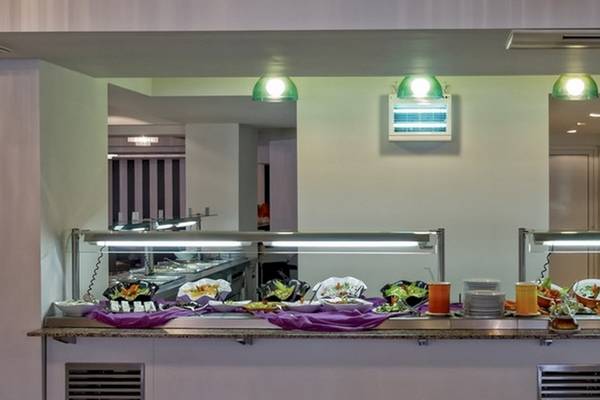 Buffet im Lagomandra Beach Hotel mit verschiedenen Speisen und Getränken.