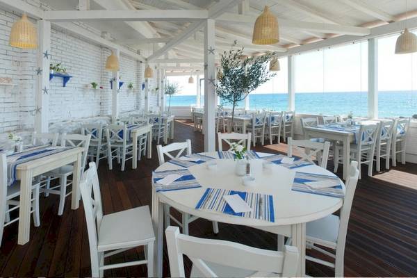 Terrasse des Riviera Beach Hotels mit Blick auf das Meer.